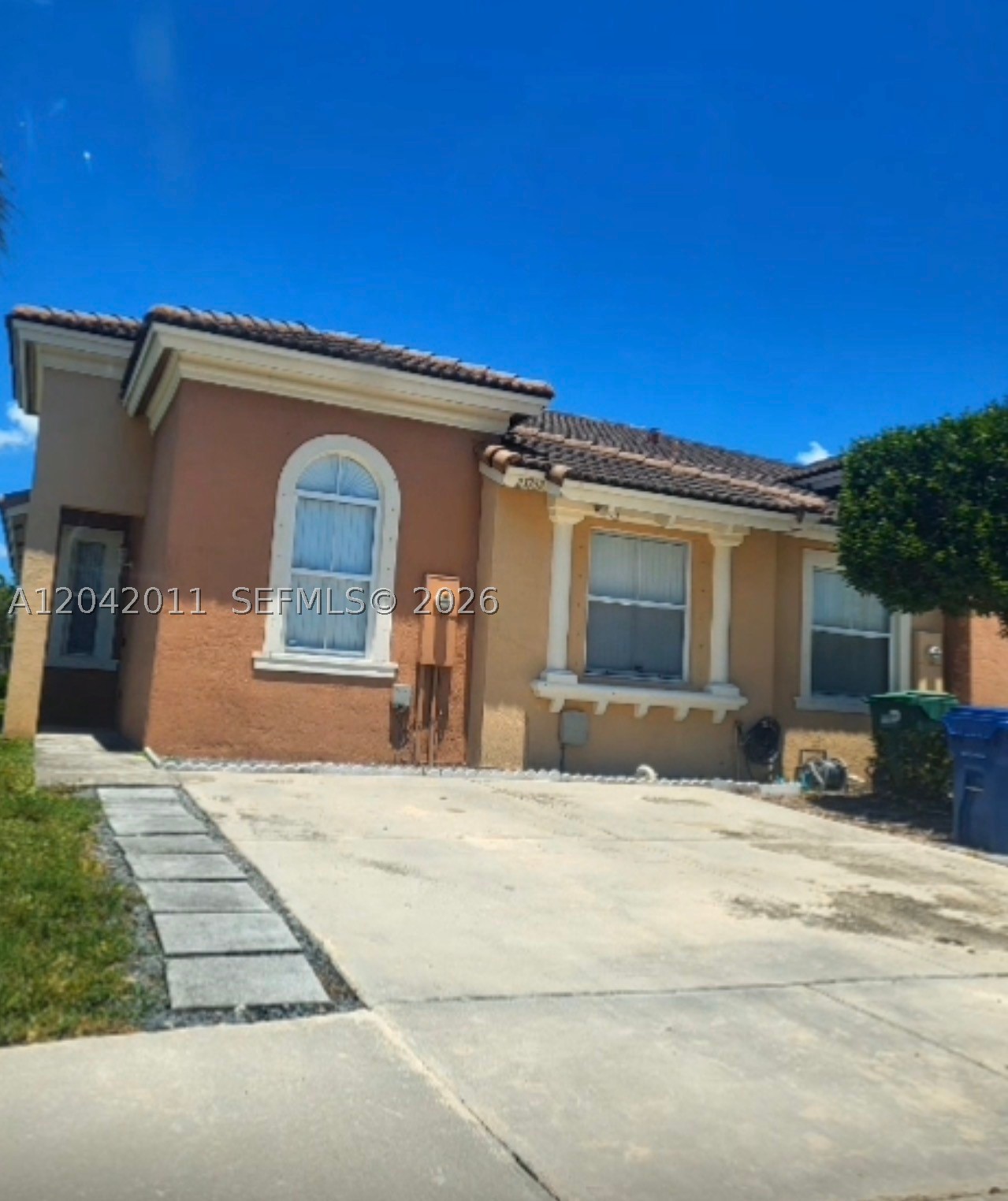 Beautiful and spacious 3-bedroom, 2-bathroom home for rent in Homestead! This move-in-ready home features an open and functional floor plan, generously sized bedrooms, a bright living area, and a private fenced backyard perfect for relaxing or entertaining. Conveniently located near schools, shopping, restaurants, parks, and major highways. Available for immediate occupancy. Schedule your showing today!