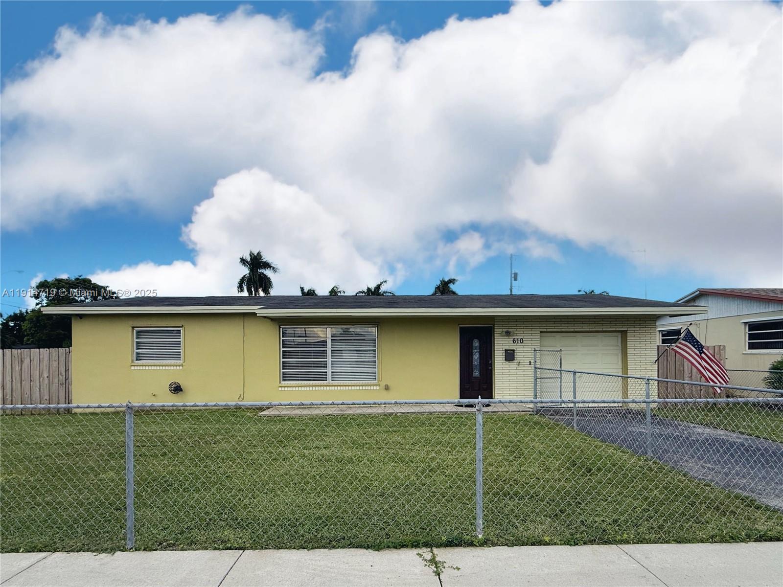 Don't miss out on this great 3/2 in Homestead. Contact me for private showing!