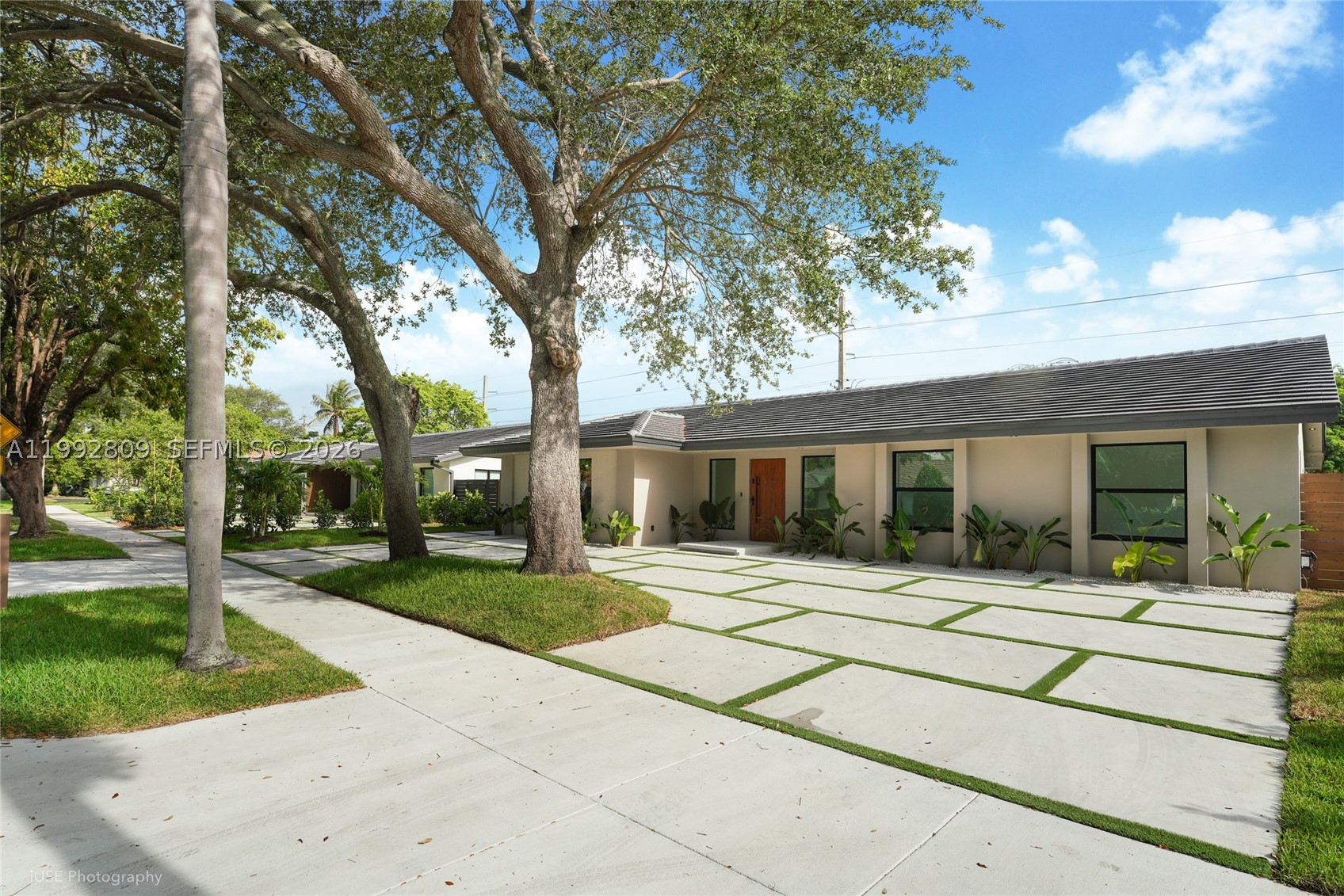 Experience a higher level of modern living in this beautifully crafted 5-bedroom, 5.5-bathroom residence. Designed with clean contemporary lines and sophisticated high-end finishes, the home features an open-concept layout with expansive living spaces ideal for both daily comfort and elegant entertaining.
The gourmet kitchen anchors the home, complete with premium appliances, an oversized island, a bright breakfast area, and a hiden walk-in pantry equipped with a sink and refrigerator. A full laundry room and separate maid’s quarters add both convenience and versatility. Seamless indoor-outdoor living awaits, highlighted by a resort-style pool, a fully equipped outdoor kitchen, and a dream backyard perfect for relaxing or hosting gatherings. Situated in one of Highland Lakes’ most desirable locations, this property enjoys both, easy access and the privacy of mature oak trees. With exceptional craftsmanship and thoughtful design throughout, it delivers timeless modern elegance.
Estimated completion: May 2026.