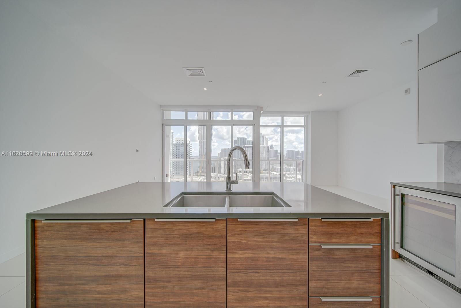 THE CRIMSON CONDO - Residential