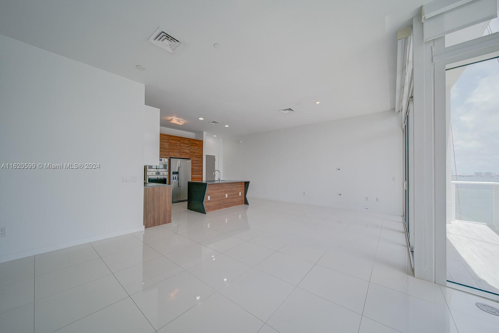THE CRIMSON CONDO - Residential