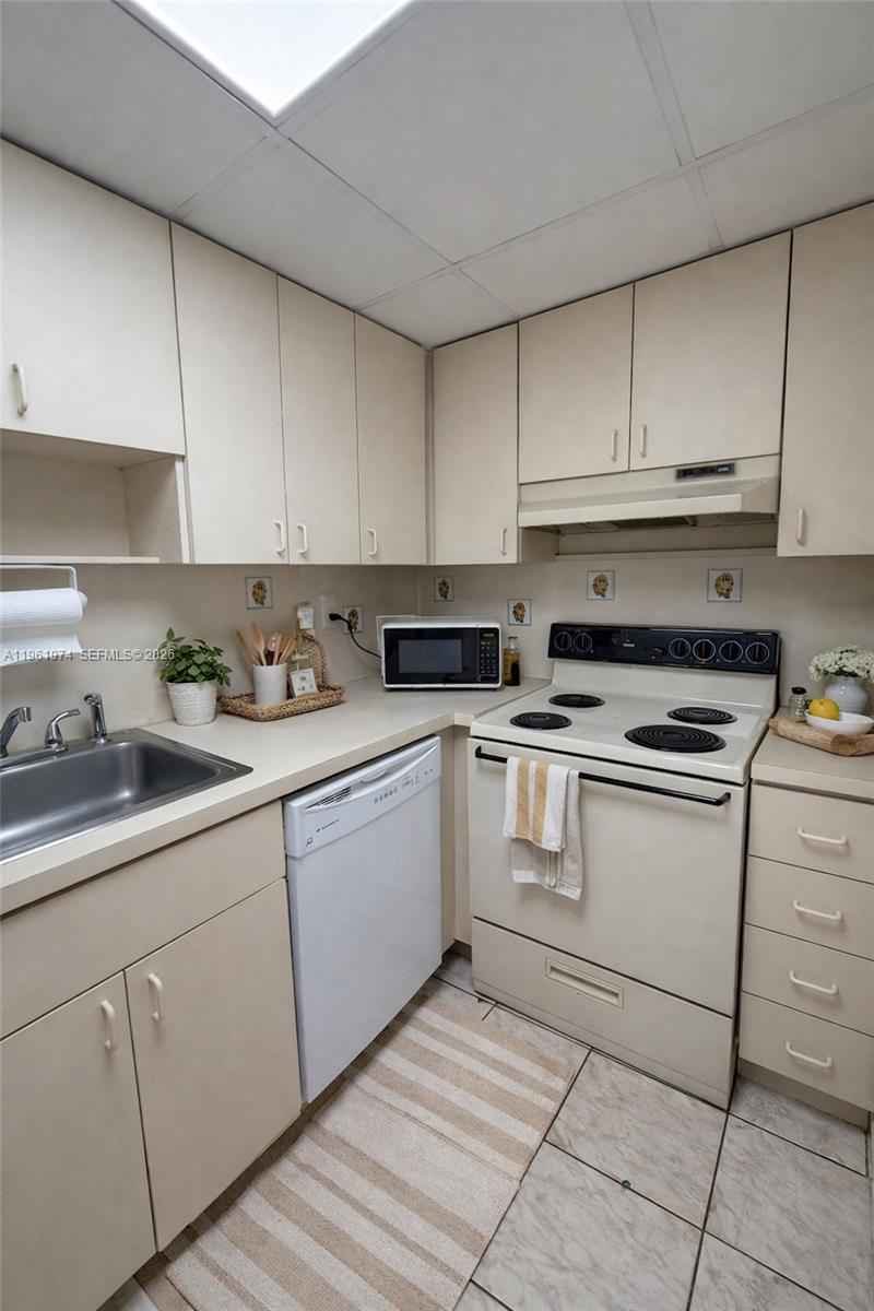 SUNSET VILLAS PHASE II CO - Residential Lease