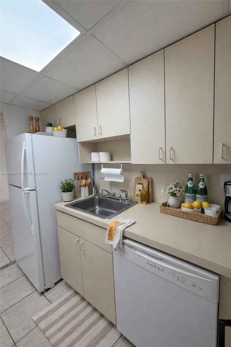 SUNSET VILLAS PHASE II CO - Residential Lease