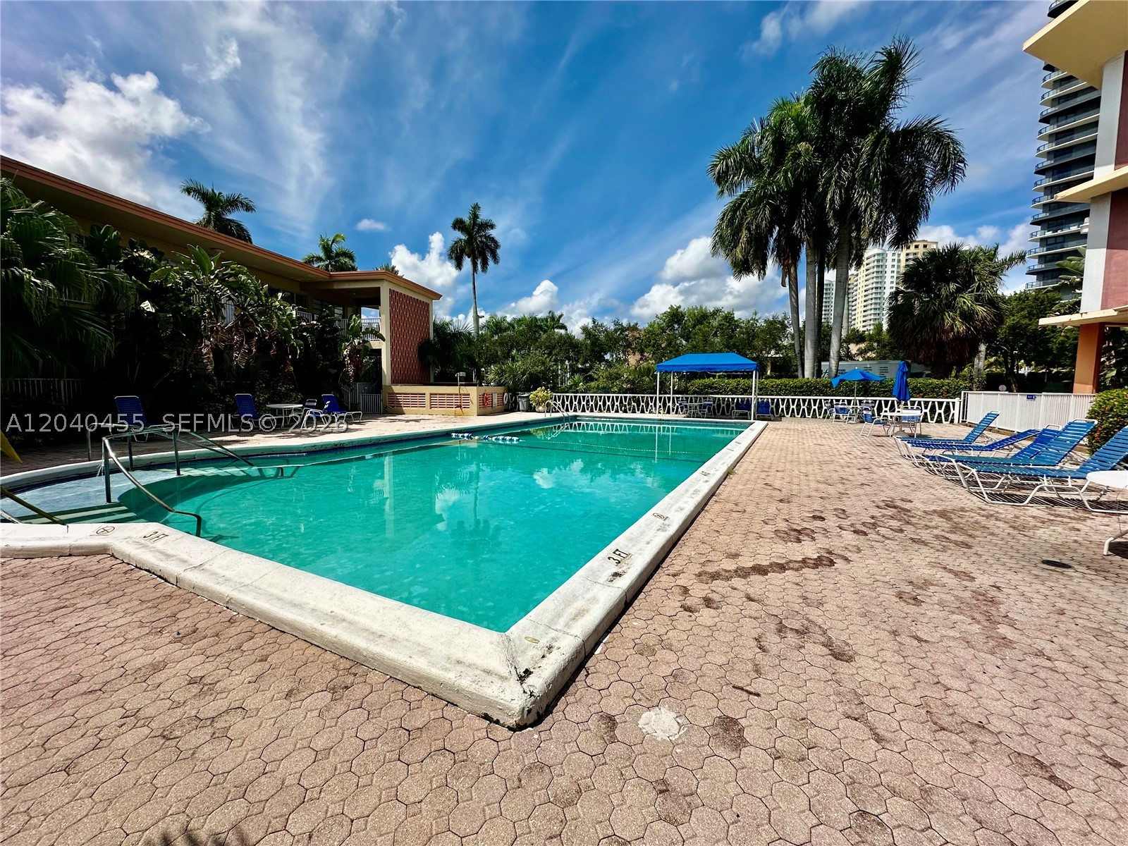 DIPLOMAT GOLF & RACQUET C - Residential