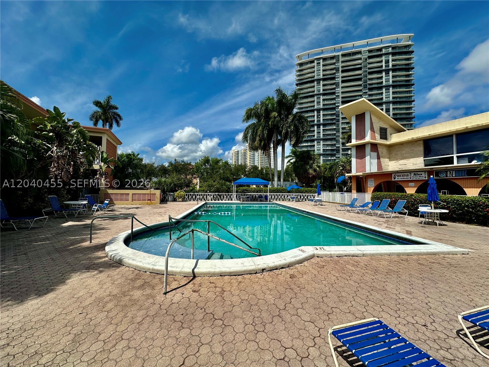 DIPLOMAT GOLF & RACQUET C - Residential
