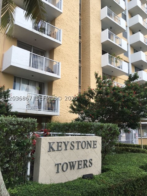 CANAL VIEW Unit, beautiful 1 bedroom with Boats and water views. Great for investors looking for a good opportunity, this Building allows to rent right away, unit is rented with an excellent Tenant. The Condominium swimming pool face the beautiful Canal. Don't miss this one.