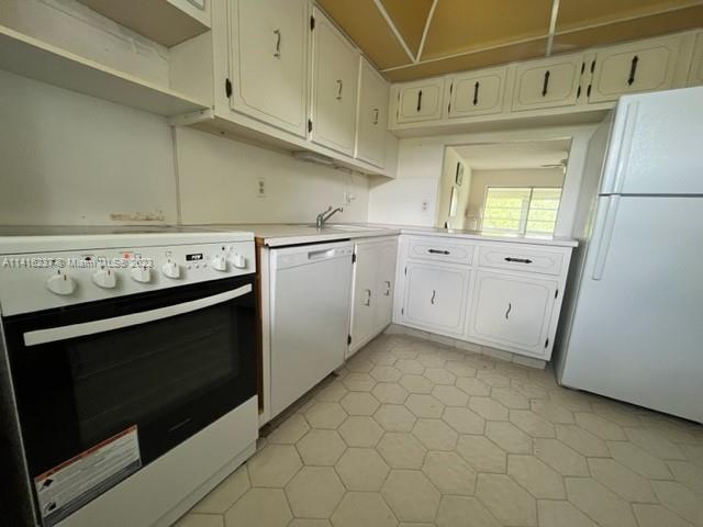 SANDS POINT CONDOMINIUM I - Residential Lease