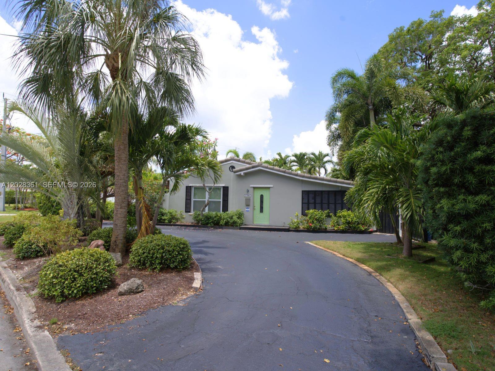 BEAUTIFUL 3 BEDROOMS 2 BATHROOMS SINGLE-FAMILY HOME CORNER LOT WITH A LARGE POOL & JACUZZI FOR RENT IN THE HEART OF THE CITY OF FORT LAUDERDALE! HOME FEATURES: BEAUTIFUL RENOVATED KITCHEN AND BATHROOMS, NEWER STAINLESS-STEEL APPLIANCES, 2 SPACIOUS BACKYARDS AND ONE WITH A POOL AND PATIO AREA AND THE OTHER ONE WITH A JACUZZI, ALSO HAS AN EXTRA SPACE WITH SIDE GATE CONVINIENT TO PARK BOATS OR OTHER EQUIPMENTS. NO HOA. CIRCULAR DRIVEWAY GREAT LOCATION CLOSE TO PARKS, SCHOOLS, SHOPPING, AND RESTAURANTS. DON'T MISS OUT ON THE OPPORTUNITY.