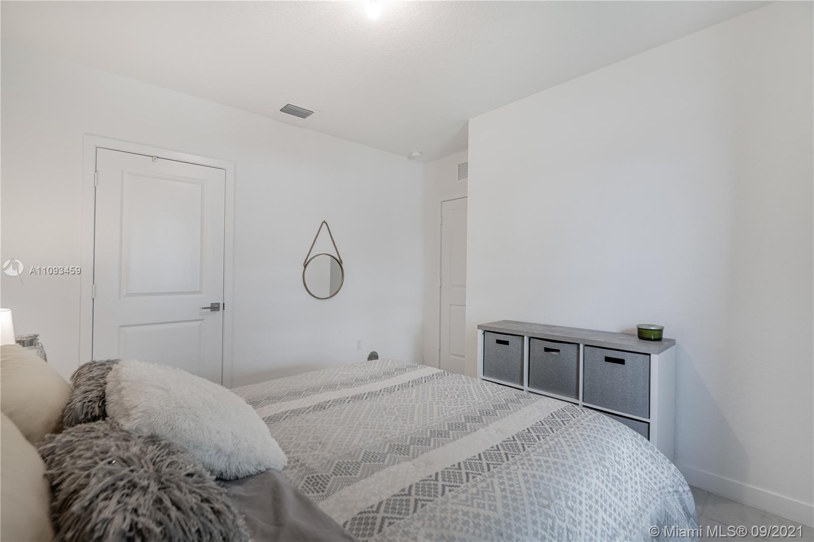 ROYAL HOMES WEST - Residential