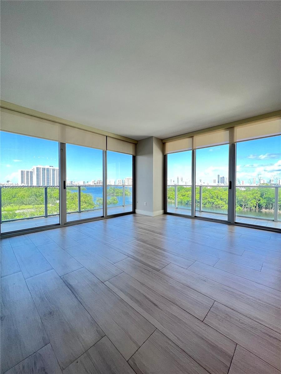 THE HARBOUR NORTH CONDO - Residential
