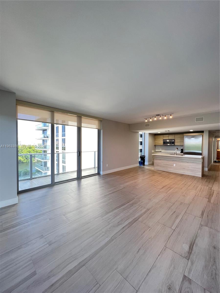 THE HARBOUR NORTH CONDO - Residential