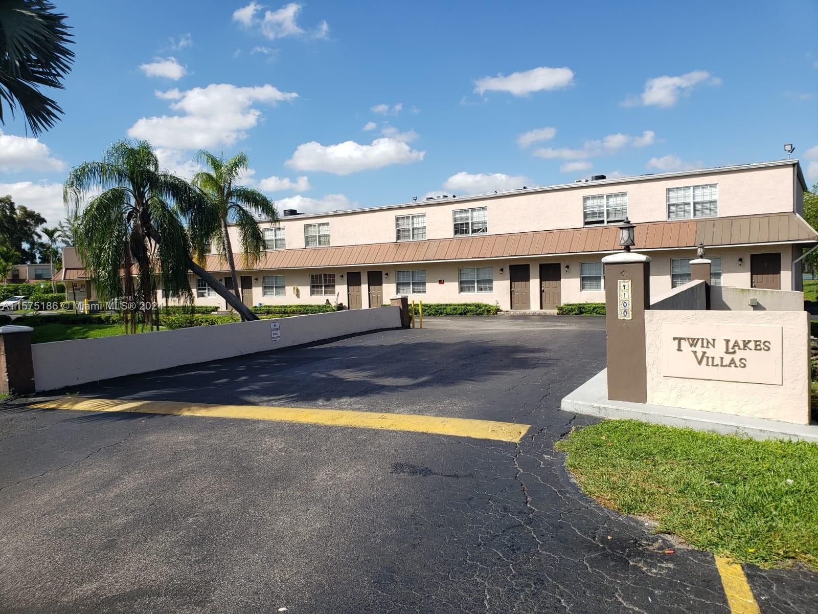 Two-story townhouse in Oakland Park with a lake view. Features include on-site laundry, reserved parking, a
community pool, and convenient access to I-95 and major roads. Fast approval and easy move-in process. Contact
us to schedule a showing