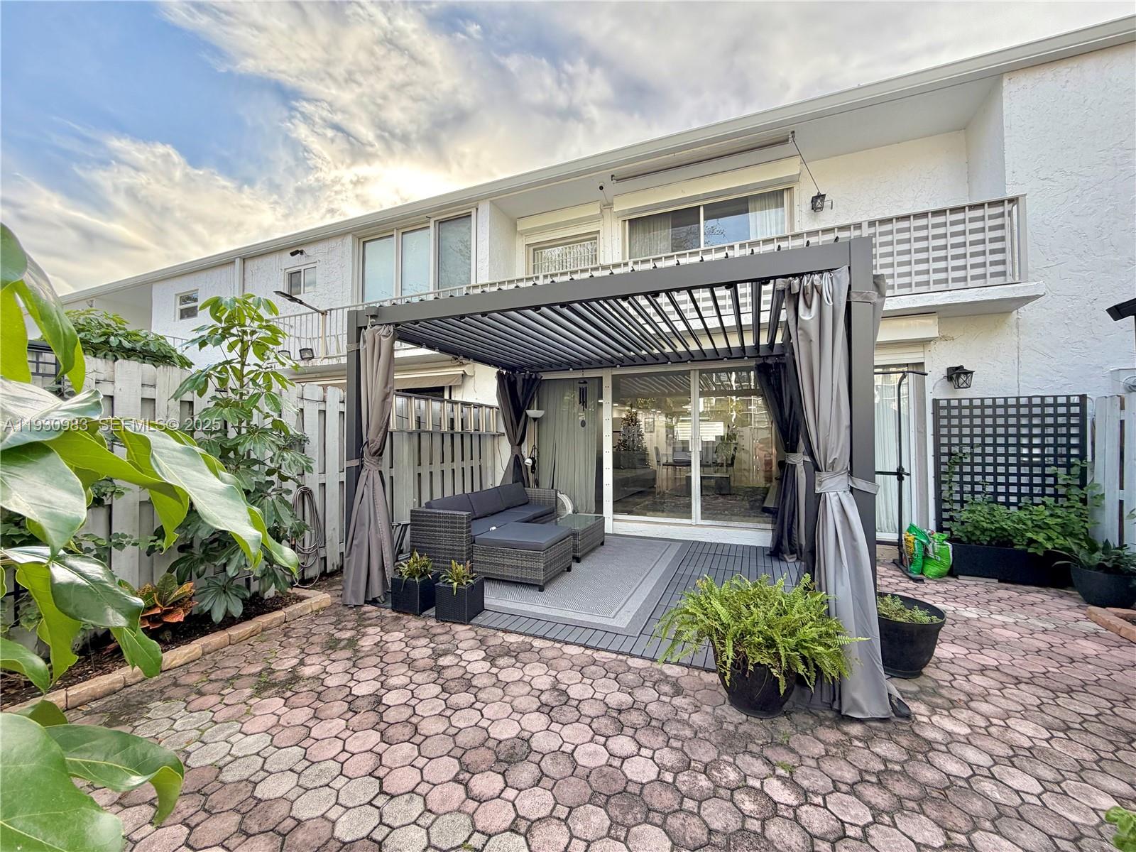 TOWNHOUSES OF VENETIAN PA - Residential