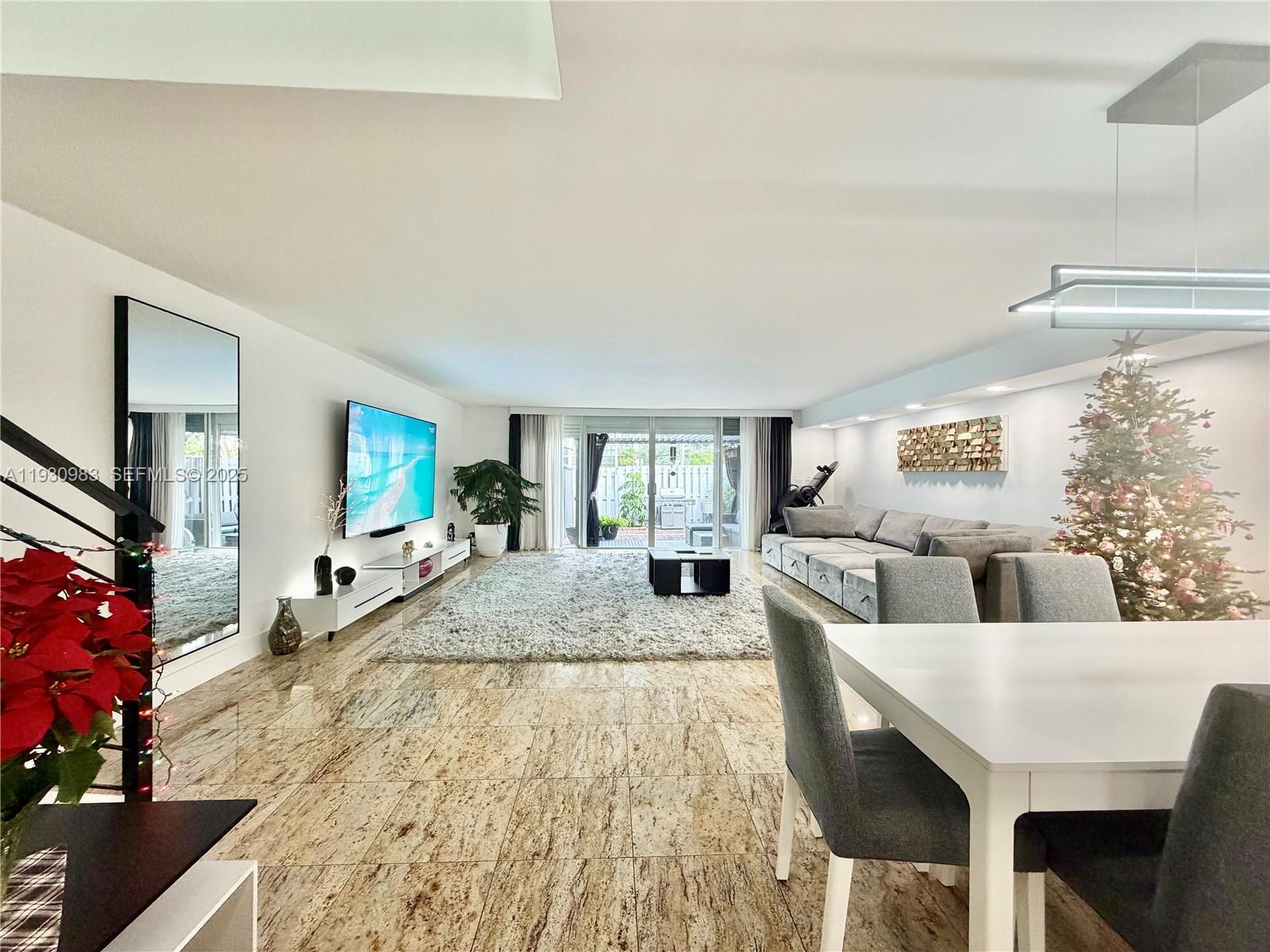 TOWNHOUSES OF VENETIAN PA - Residential