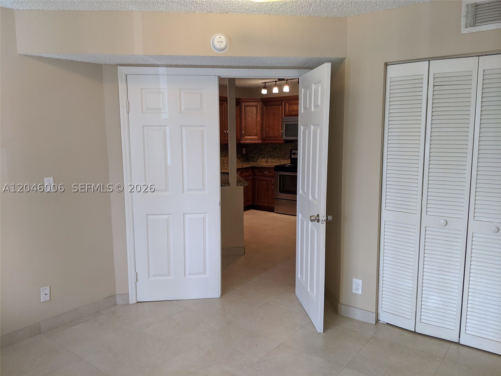 WINDWARD LAKES CONDO - Residential