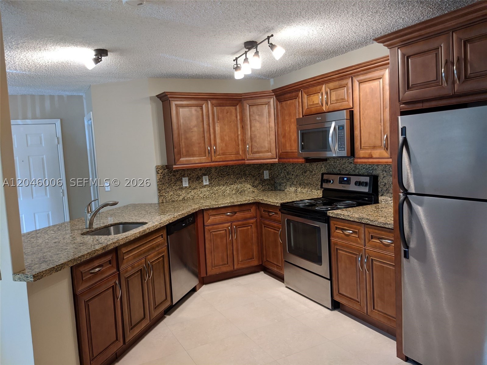 WINDWARD LAKES CONDO - Residential