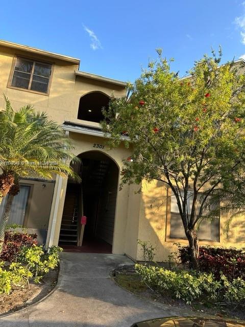 First floor unit, 2 bedrooms, 2 baths, tiles throughout living areas and laminate wood flooring in bedrooms. Fresh painted.