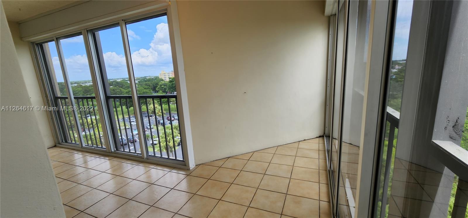 COUNTRY CLUB APTS AT BONA - Residential