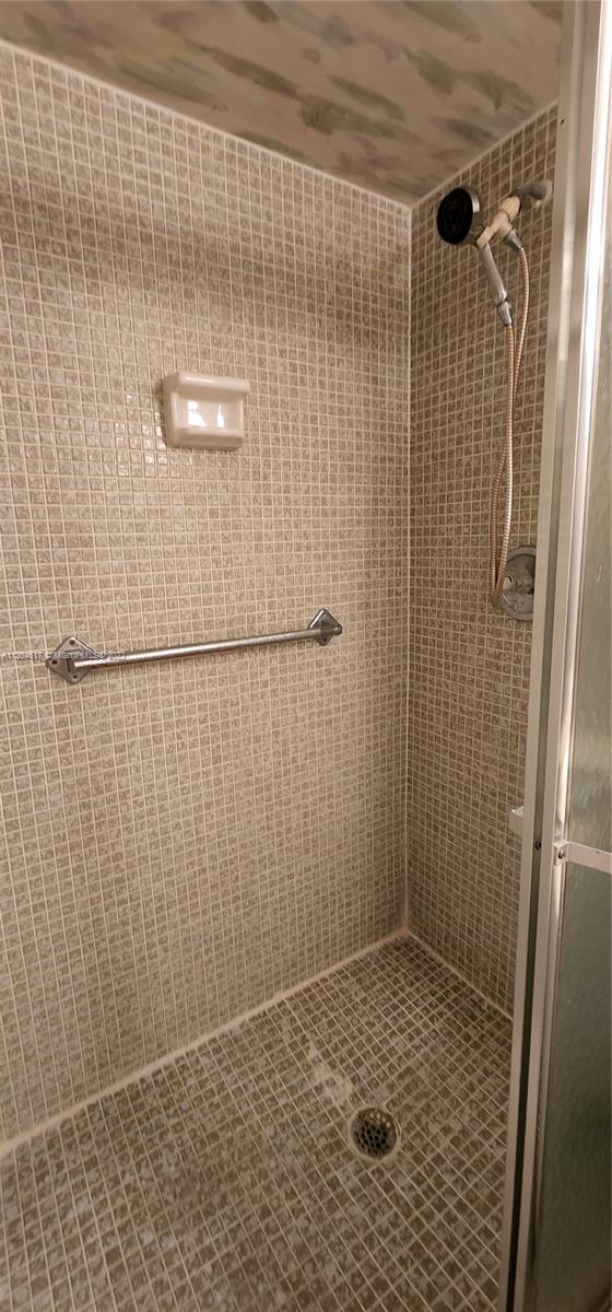 COUNTRY CLUB APTS AT BONA - Residential