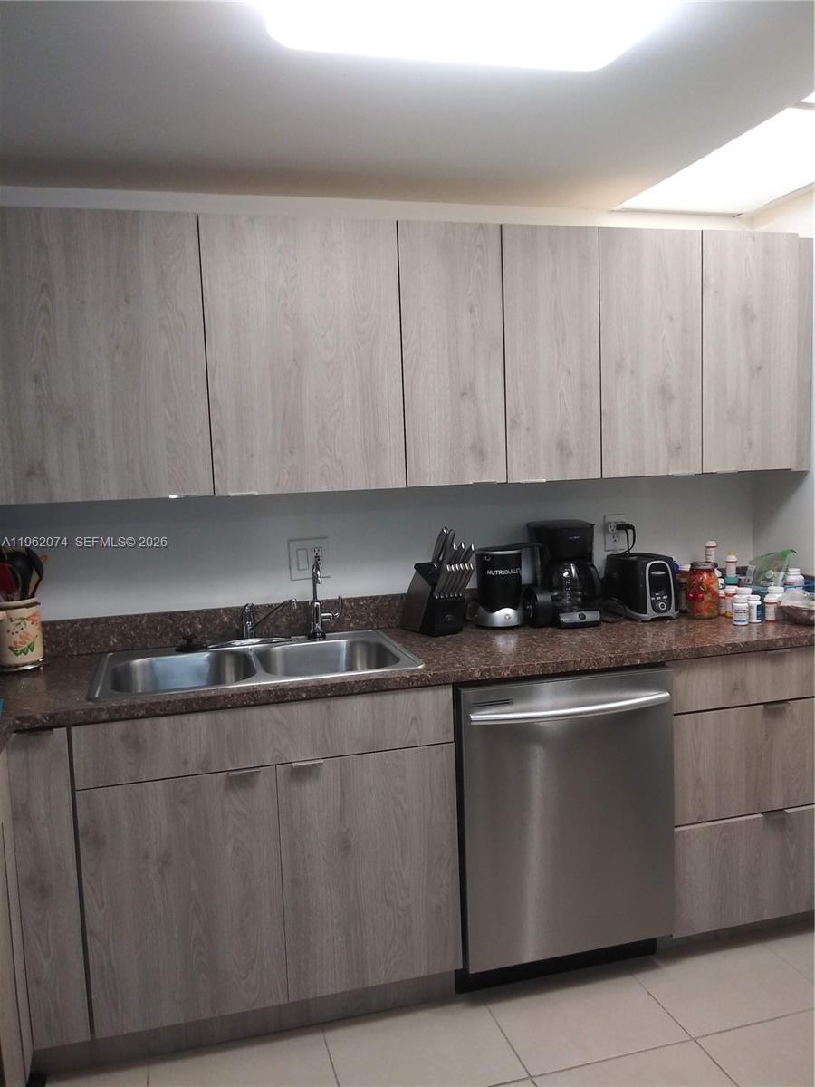 Renovated apartment in an excellent location, close to schools and supermarkets. Features stainless steel appliances and spacious bedrooms, with well-lit and functional living areas. An ideal option for those seeking comfort and good layout.