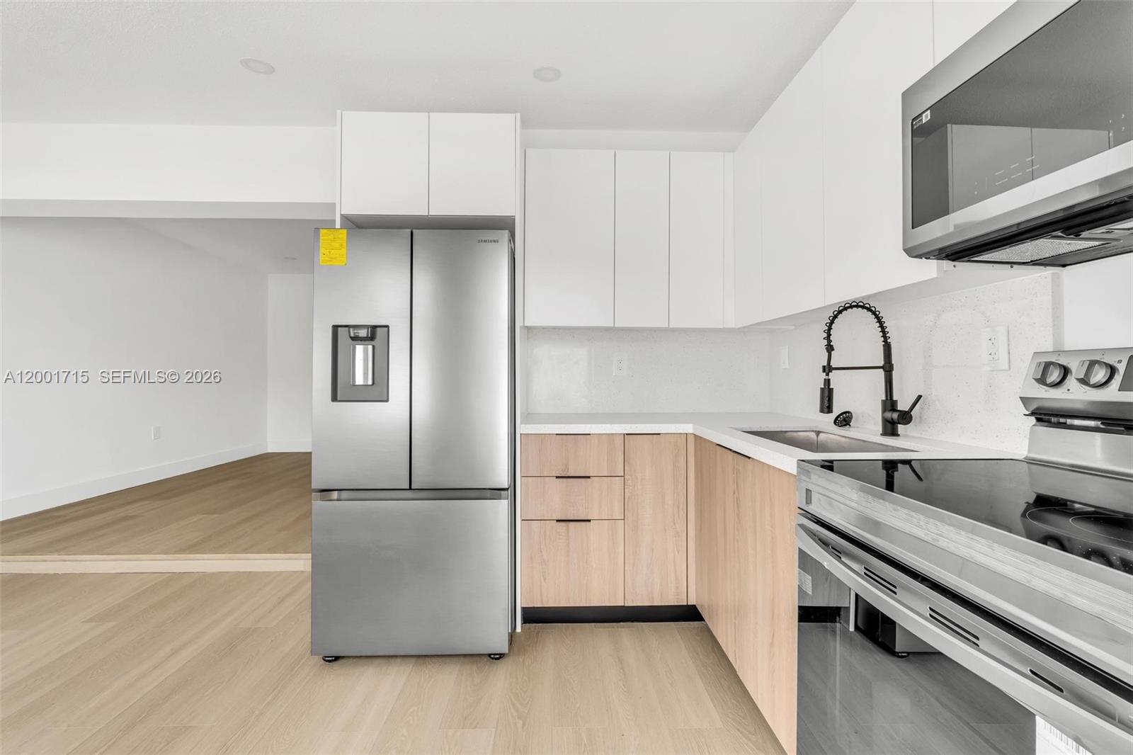 Completely renovated Studio/ 1 bath apartment featuring modern finishes throughout and stainless steel appliances. Bright and updated living space with a clean contemporary design. Includes 1 assigned parking space and access to a shared laundry room.

Conveniently located close to the beach, shopping, restaurants, and dining areas. Great location with easy access to everything Fort Lauderdale has to offer.