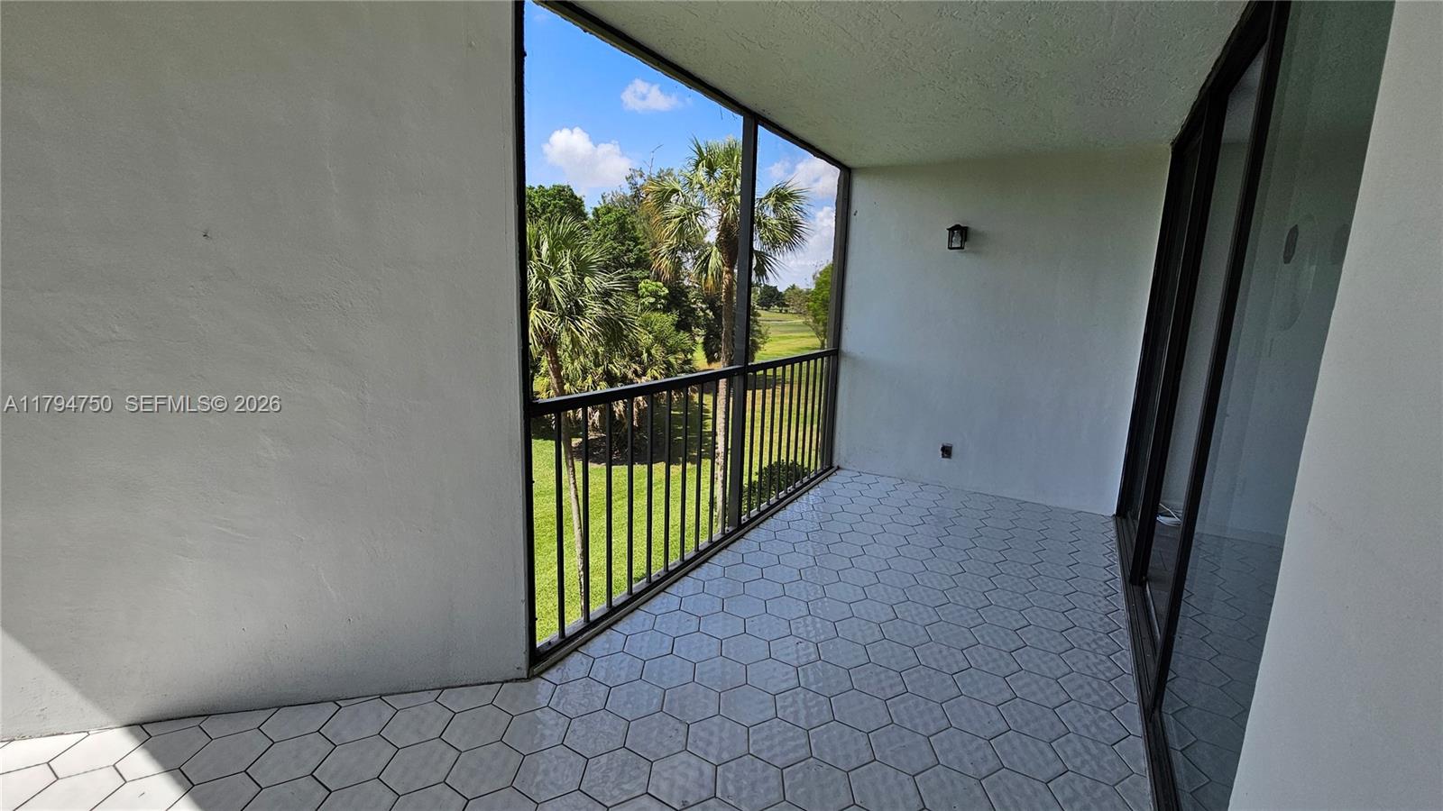 COUNTRY CLUB APTS AT - Residential