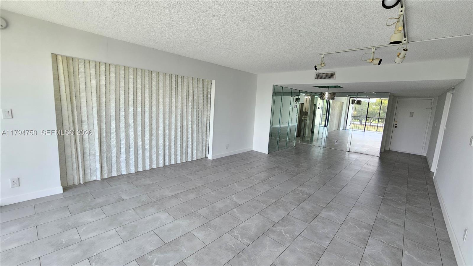 COUNTRY CLUB APTS AT - Residential
