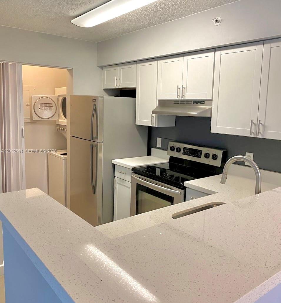 Stunning 1bed/1bath at the beautiful St. Andrews of Miramar. Remodeled kitchen, bathroom, tiled floors. Centrally located. Quiet gated community with resort style amenities including swimming pool, tennis courts, indoor racquetball court, fitness center, playground for small children, beach
volleyball court, beautiful indoor lake with deck, bbq area, and clubhouse. Unit has 1 assigned parking spot and plenty of guest parking. Rented at $1950 a month until 08/31/2026