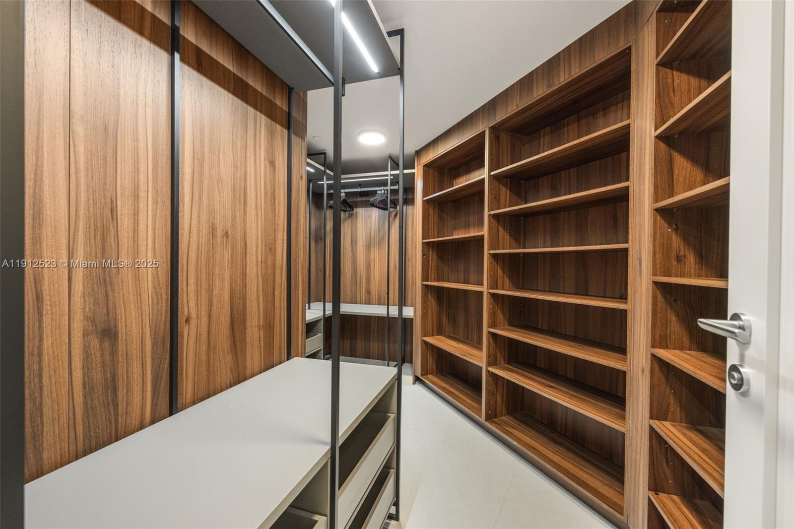 ICON CONDO - Residential
