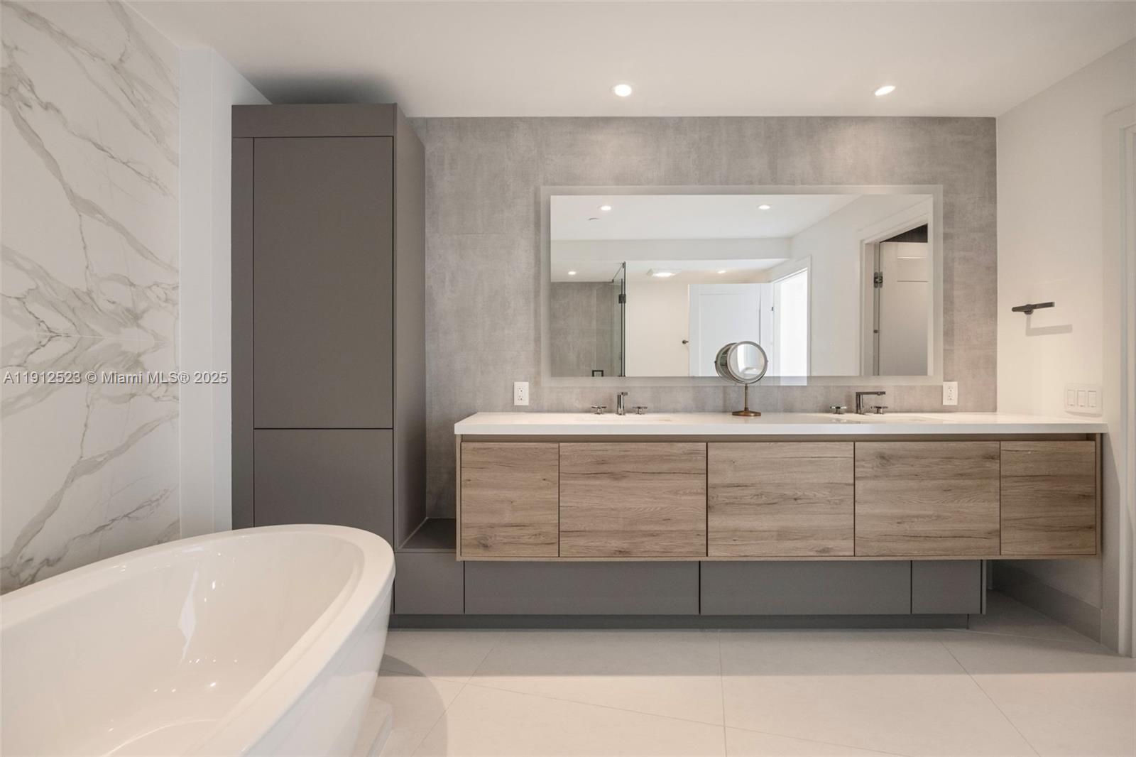 ICON CONDO - Residential