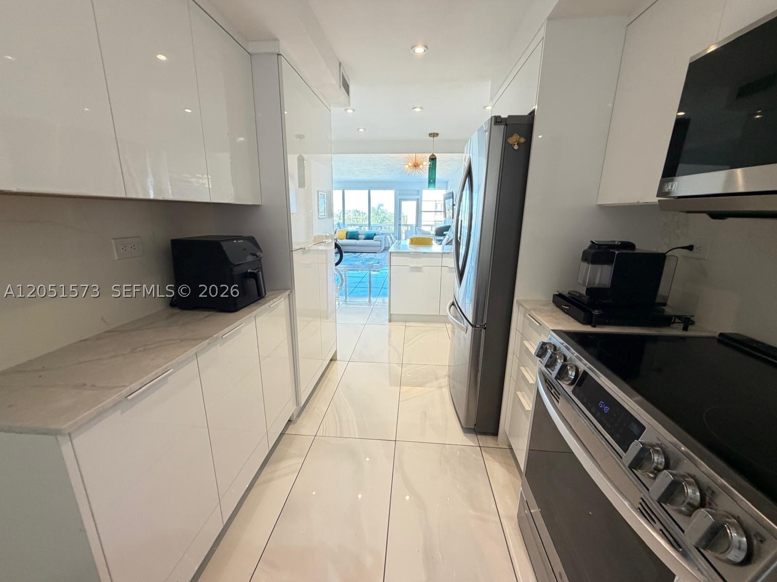 HOLLYWOOD TOWERS CONDO - Residential Lease