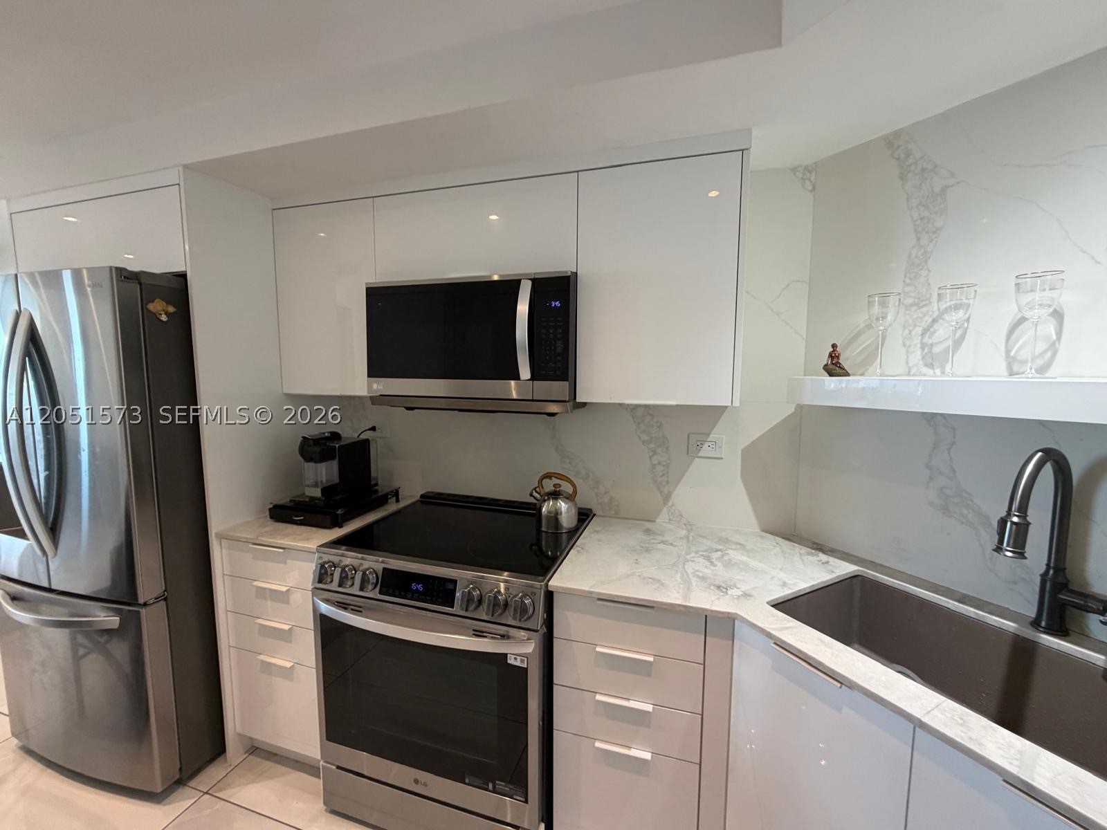 HOLLYWOOD TOWERS CONDO - Residential Lease