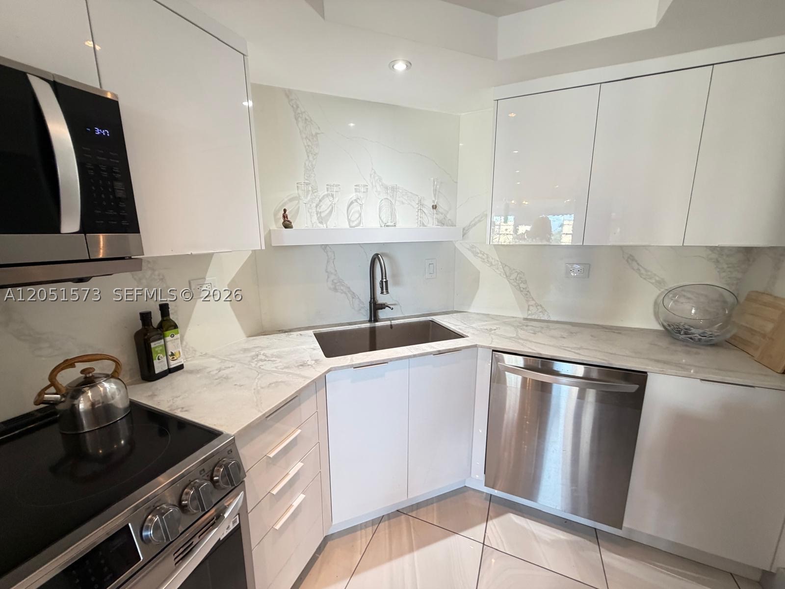 HOLLYWOOD TOWERS CONDO - Residential Lease