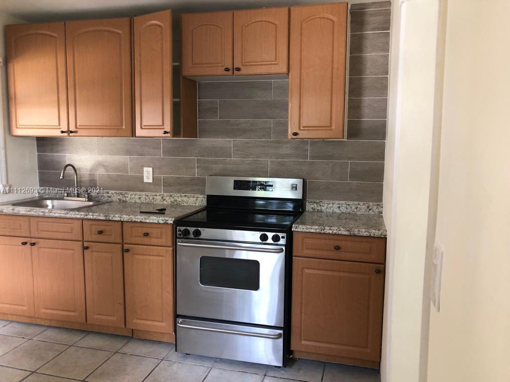 HOLLYWOOD LITTLE RANCHES - Residential Lease