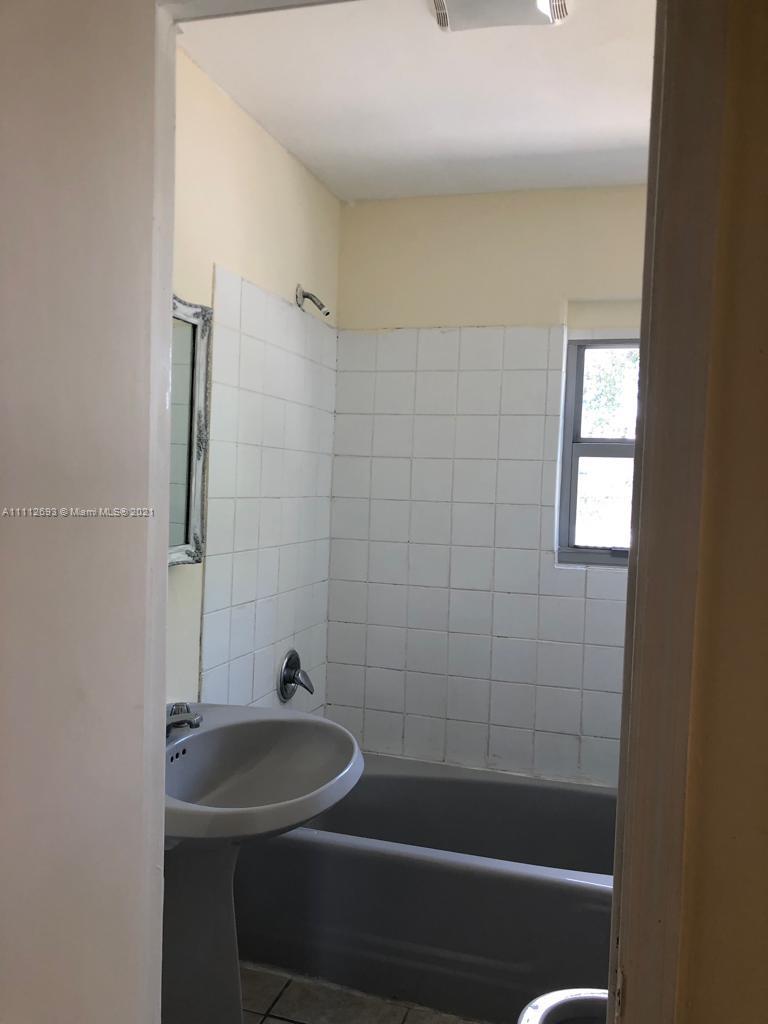 HOLLYWOOD LITTLE RANCHES - Residential Lease