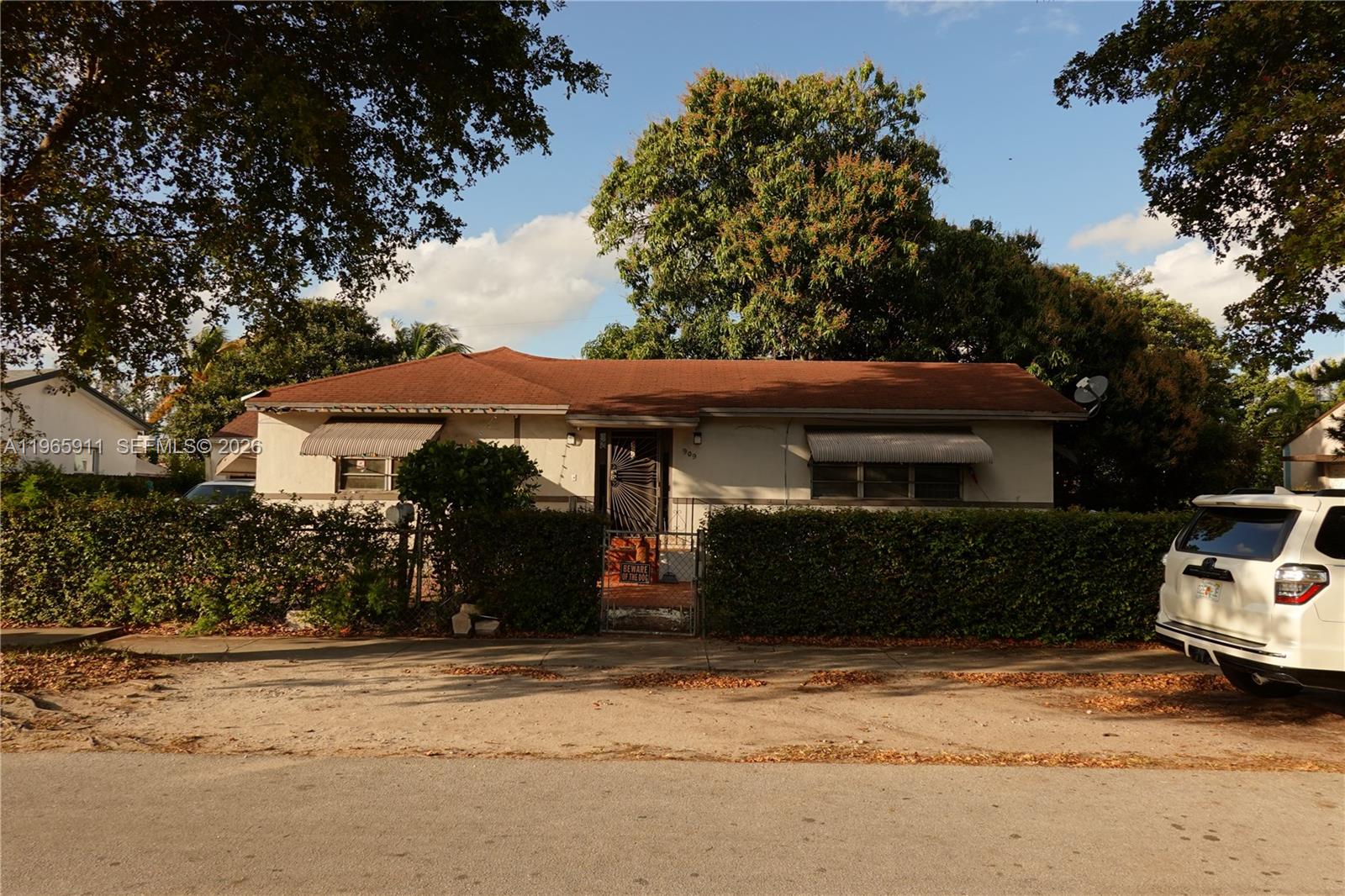 Probate Approved Sale. Suitable for investors or a homeowner looking to renovate. Property is located in quiet centralized area. Property needs to be bought together with the adjacent lot next to the property. Refer to MLS# A11965917
Lots of potential for home expansion. Please do not approach the property without an appointment. Do not disturb tenants!