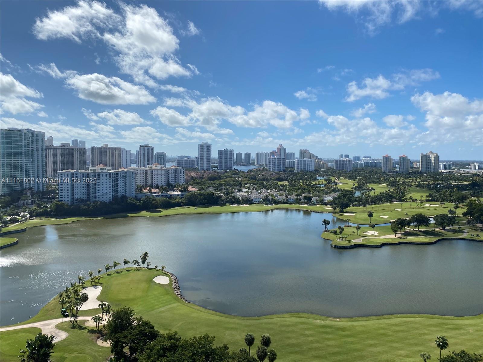 Bright high floor 2/2 convertable unit located in the center of Aventura, spectacular golf course and lake view. Great amenities: heated swimming pool, bbq area, gym, 24/7 security, valet parking. Walking distance to Aventura mall, grocery stores, trails, library, 5 minutes drive to the beach.
No washer and drier in the unit.