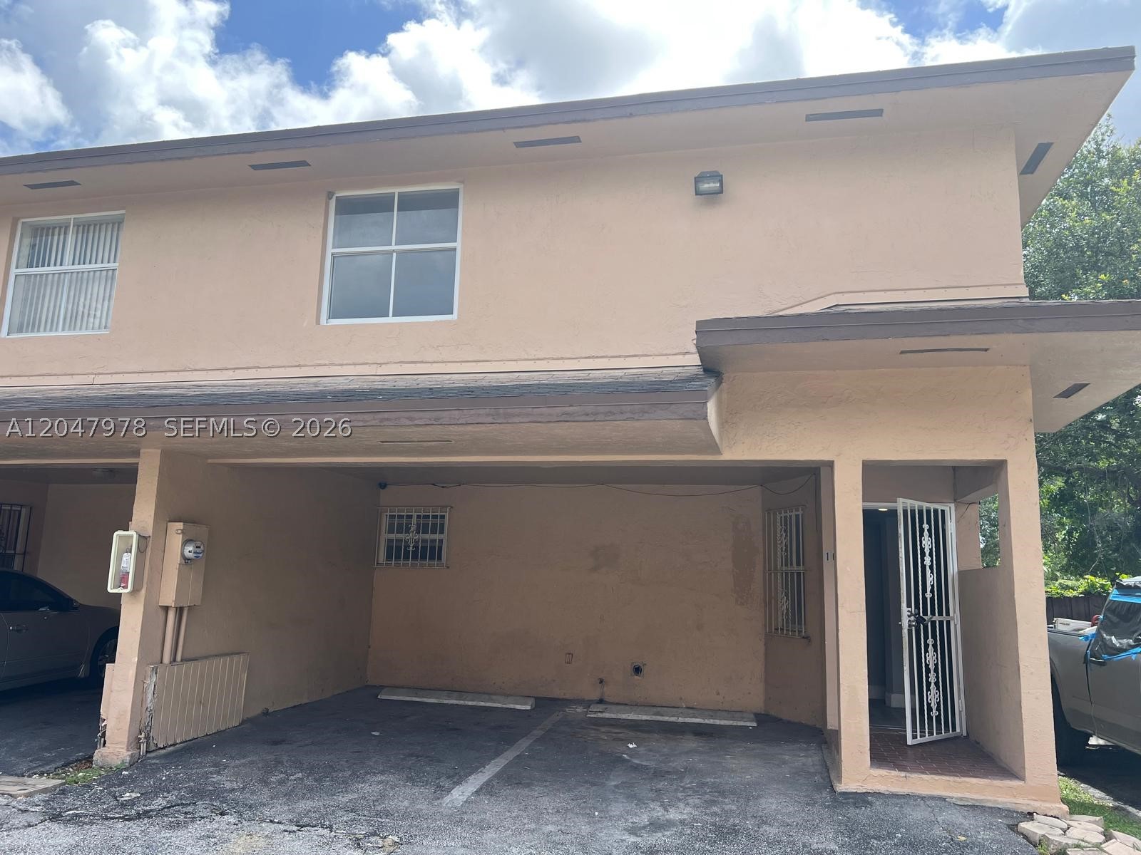 2 story town house, 3 bedrooms 2 bathrooms 1 half bathroom, excellent location. Washer & dryer on the unit. 2 parking assigned