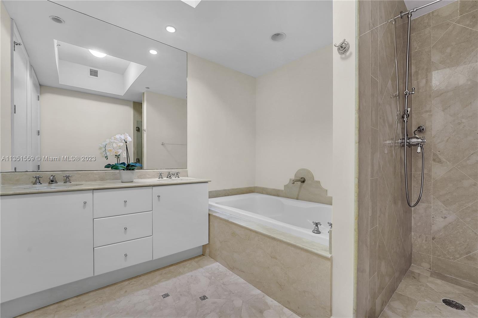 CONTINUUM ON SOUTH BEACH - Residential