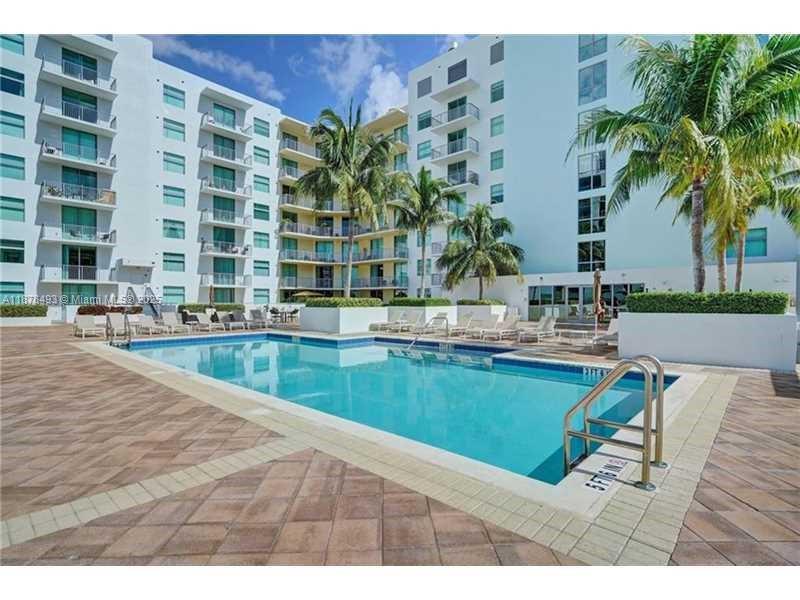 HOLLYWOOD STATION RES CON - Residential