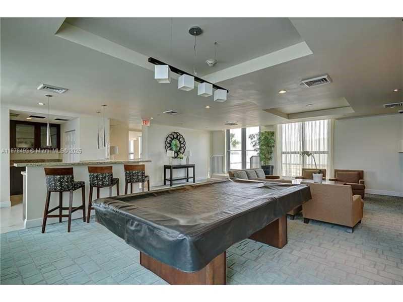 HOLLYWOOD STATION RES CON - Residential