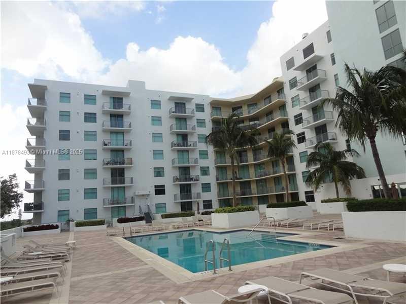 HOLLYWOOD STATION RES CON - Residential