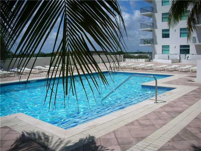 HOLLYWOOD STATION RES CON - Residential