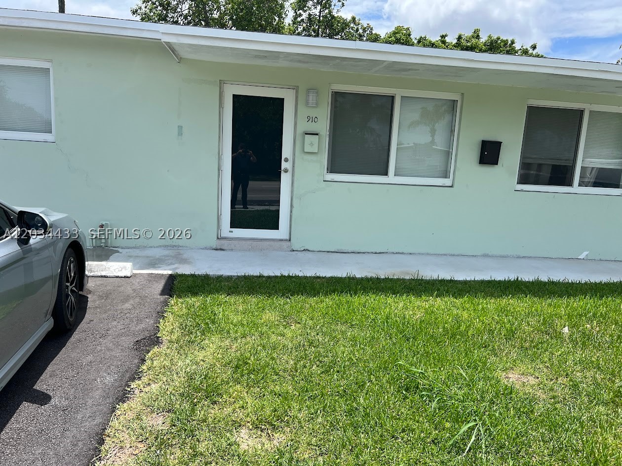 Great Apartment For Lease 2 Bedrooms, 1Bathroom, Kitchen and Salon, have a separate laundry room with a new washer and dryer.
Private Gate and Private Patio in the back for privacy.
Apartment have two assigned parking lot
Great Location and Price.
Call Now.!
Move in First Month and 1 Month Security Deposit