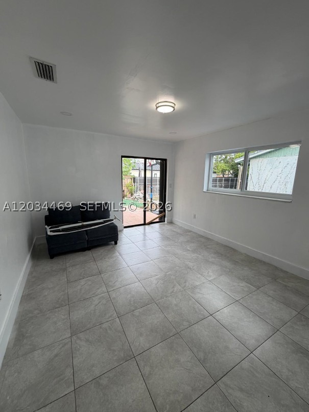 SO MIAMI HEIGHTS ADDN J - Residential Lease