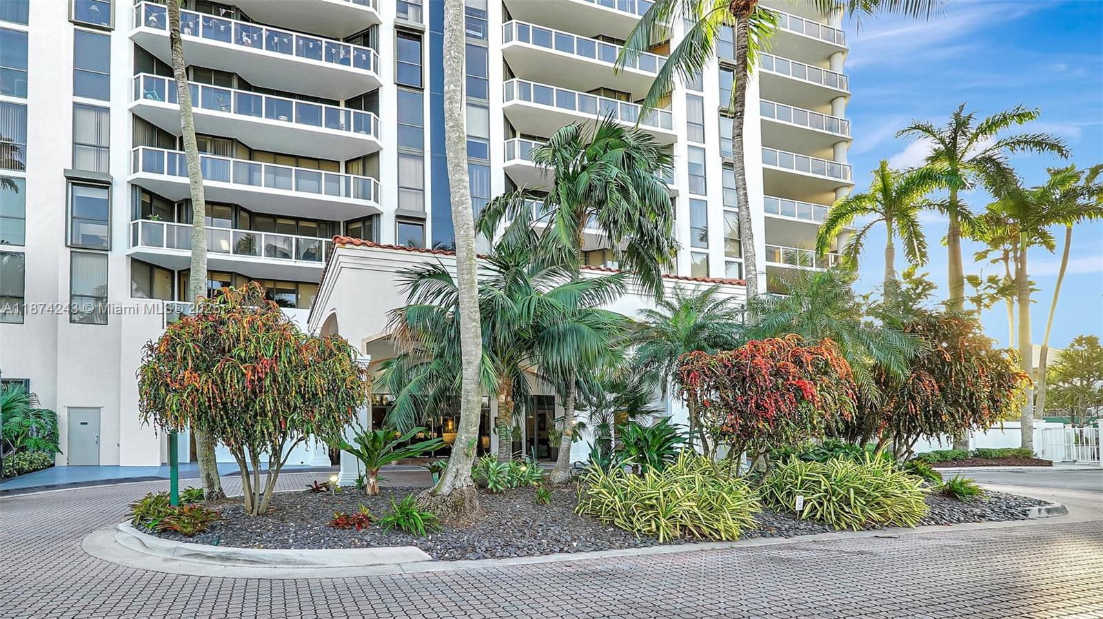 HARBOR TWS AT THE WATERWA - Residential
