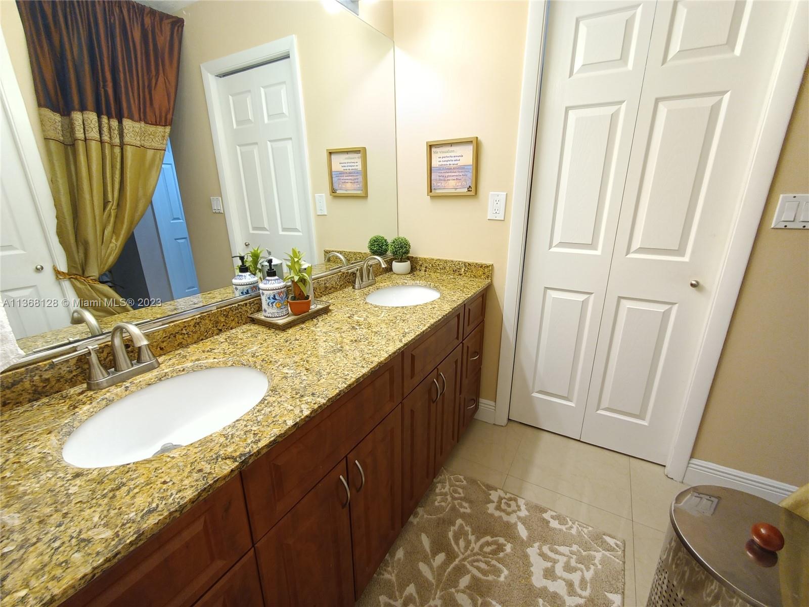 RACQUET CLUB APTS AT BONA - Residential
