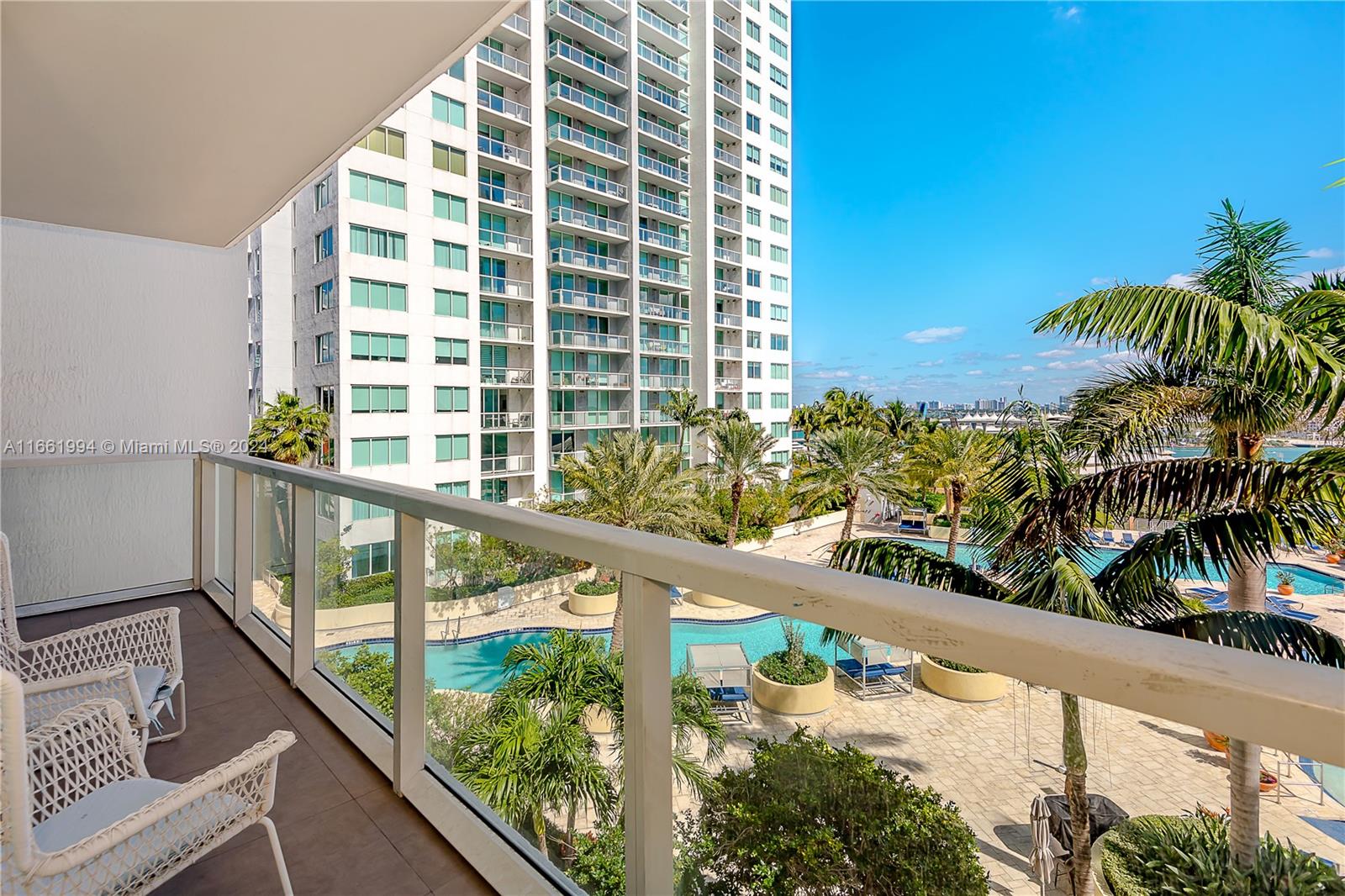 Breathtaking water views from this fully renovated 1/1 unit just in front of Bayside Marketplace in Downtown.
The condo features stainless steel appliances, Italian kitchen cabinetry, now floooring and fresh painting. 
Enjoy top amenities including a clubhouse, fitness center, spa, concierge, business center, four swimming pools, hot tub, and security services. The unit is vacant, renovated and ready to move in!!!