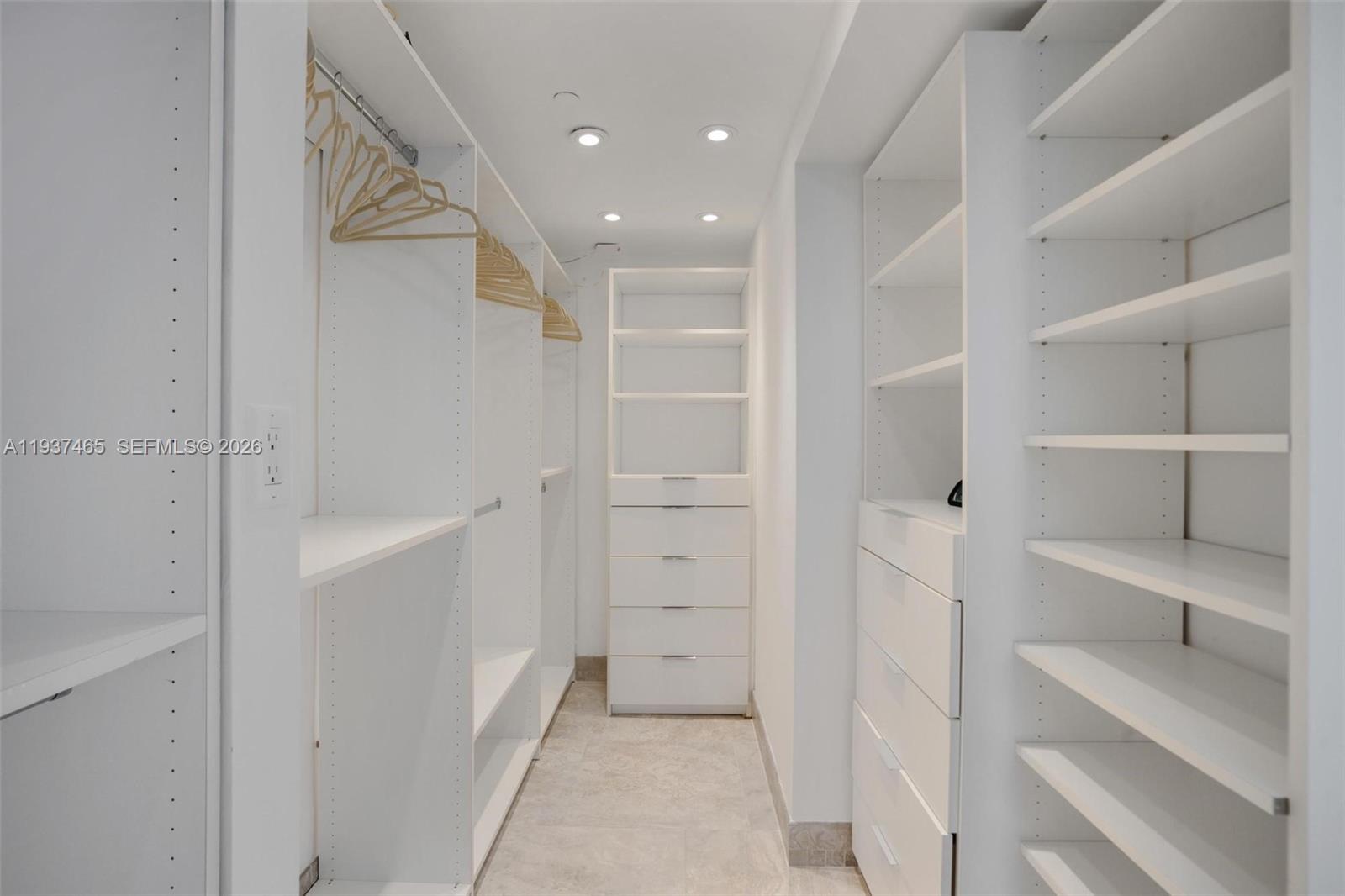 THE ALEXANDER CONDO - Residential