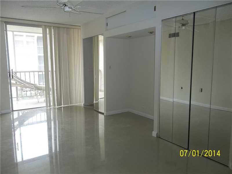 Fully remodeled 2/1.5 in the great community in Three Island. Beauitiful garden view.  walking distance to shopping,ocean. Right across from the new Hallandale park.